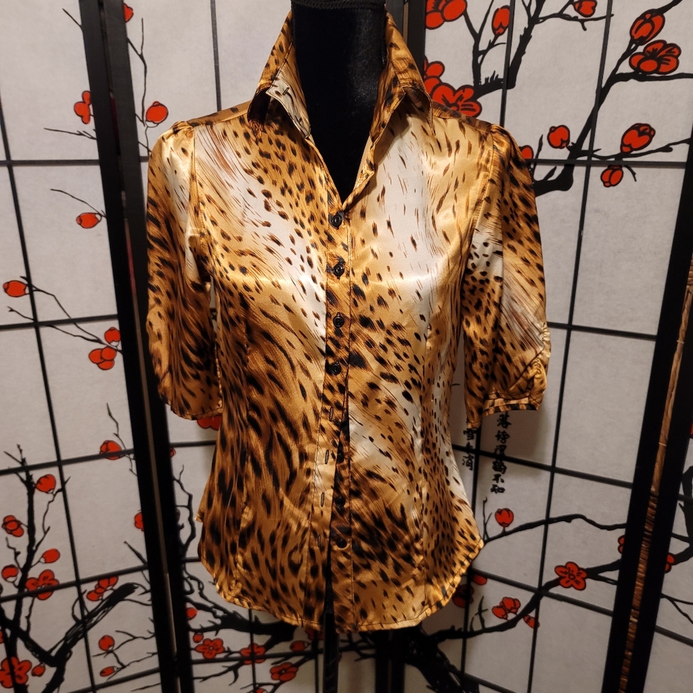Ninety Ladies Leopard Print Polysatin Elbow Sleeve fitted Blouse/Size Small